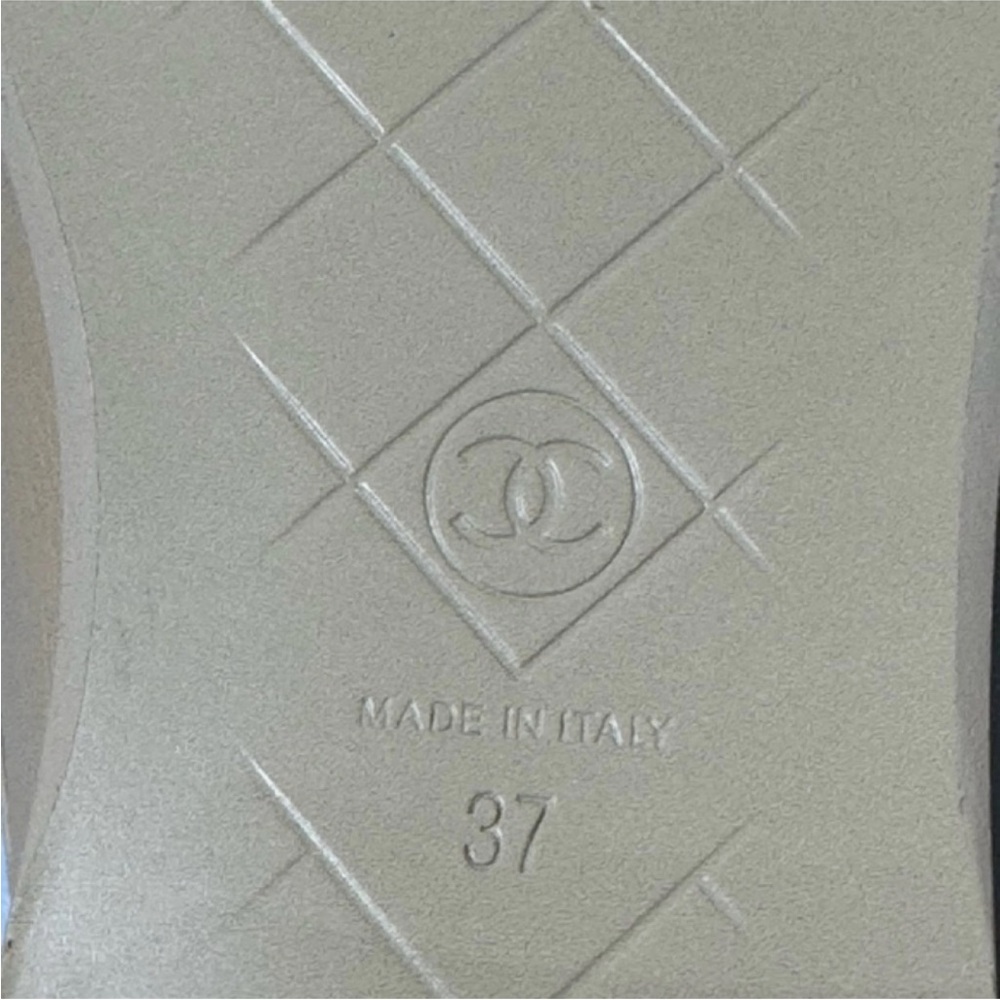 CHANEL 24C Leather Quilted Tab Turn Lock
Turnlock CC Loafers Beige EU 37/US 7 - Picture 8 of 8